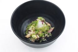 Hướng dẫn làm món Cua huỳnh đế với salad vi thảo mộc và cà chua granita