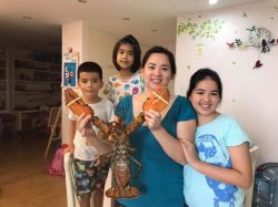 Gia đình chị Trang ở Hà nội hào hứng nhận chú tôm hùm Canada 