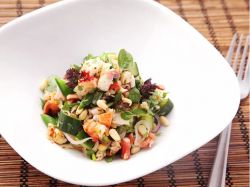 Tôm hùm kiểu Thái và Salad thảo mộc với đậu Hà Lan và dưa chuột muối