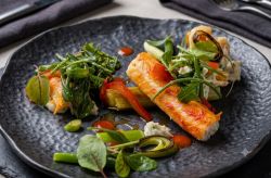 Cùng vào bếp làm món salad Cua hoàng đế, tỏi tây, ớt đỏ, sốt bạch đậu khấu và rong biển