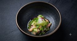 Hướng dẫn làm món Cua hoàng đế với salad vi thảo mộc và cà chua granita