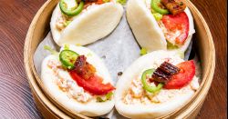 Bánh bao Tôm Hùm BLT cùng sốt Old Bay Mayo 