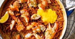 Bắt tay vào chế biến món mỳ ý tôm hùm Rossejat