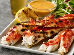  Cua Hoàng đế Alaska nướng với Tabasco® Aioli
