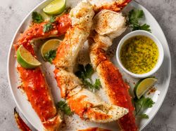 Cua Hoàng đế Alaska ớt chanh với bơ Jalapeno-ngò