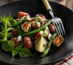 Cua hoàng đế và salad cà chua