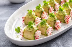 Cua King/ Vua/ Hoàng Đế/ Alaska  bọc dưa chuột với nhũ tương bơ