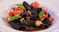 Mì ống đen Rigatoni với Cua hoàng đế và ớt Fresno