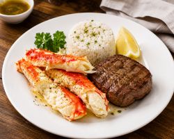 Món thịt thăn bò và Cua Hoàng đế Alaska đỉnh cao