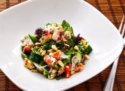 Tôm hùm kiểu Thái và Salad thảo mộc với đậu Hà Lan và dưa chuột muối