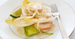 Vào bếp làm món salad tôm hùm, cần tây với sốt chanh thì là